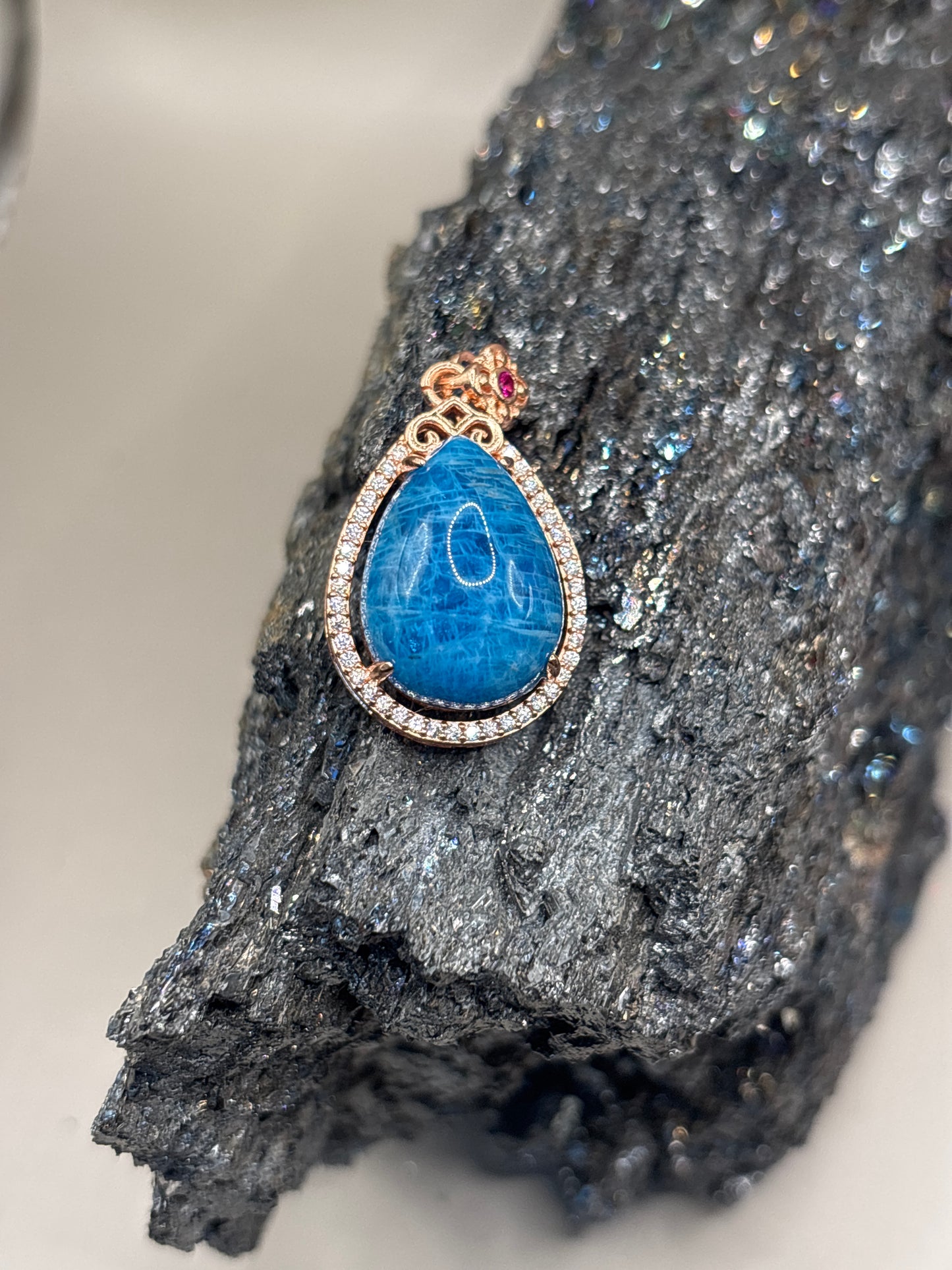 Apatittropfenanhänger in Roségold Fassung mit Zirkonia