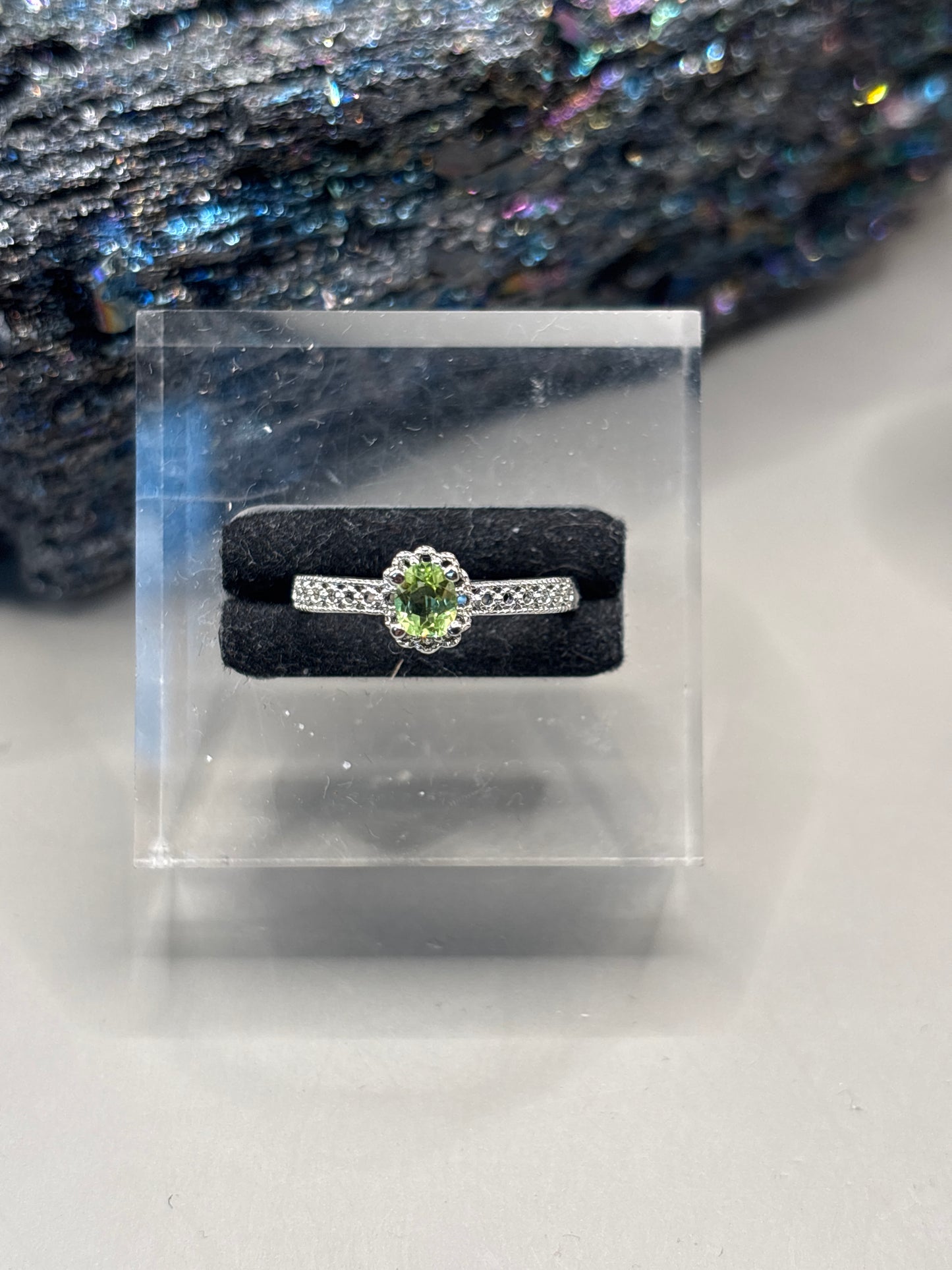 Peridot Ring mit Gitter Design