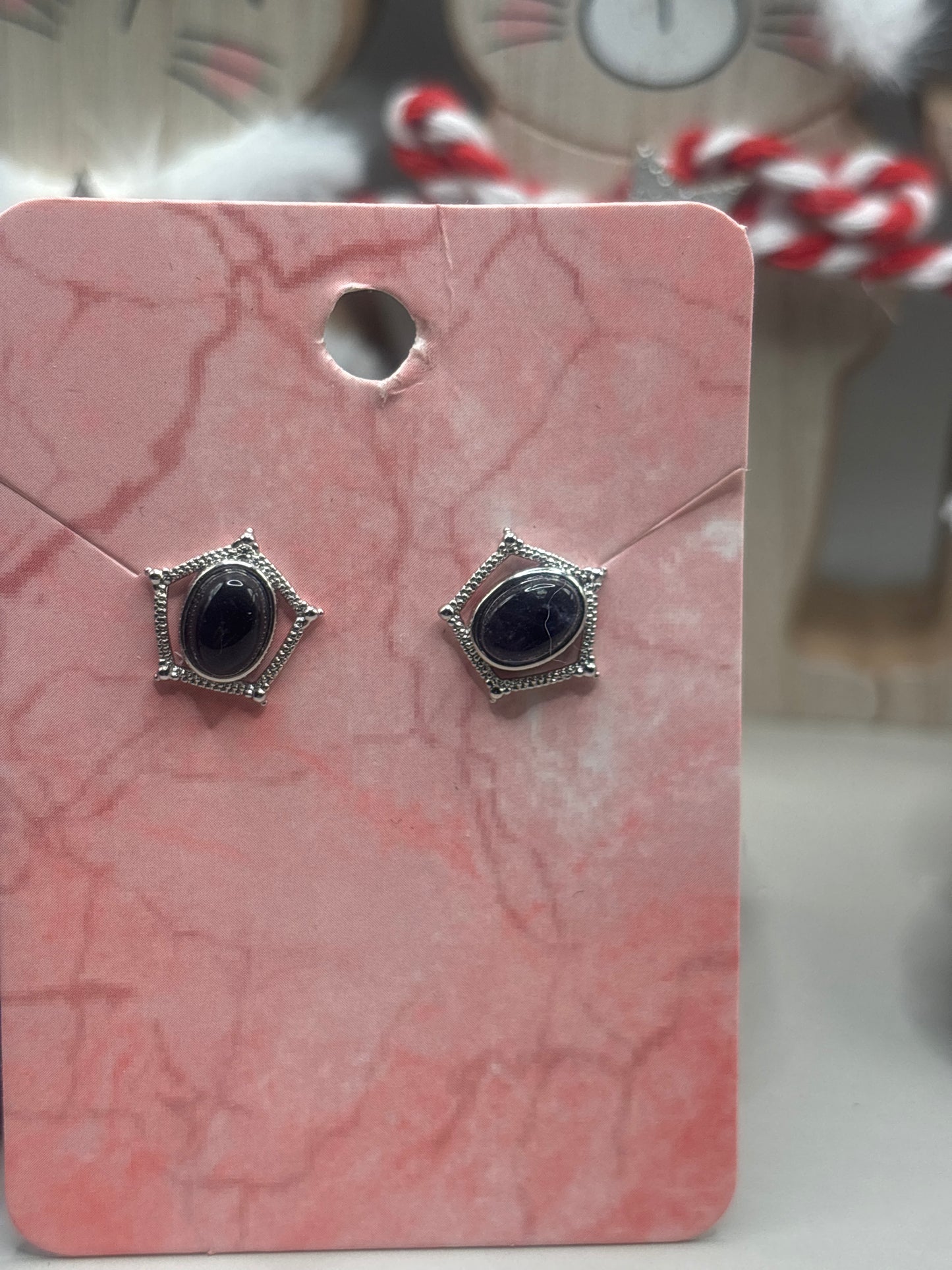 Sugilit Ohrstecker im royalen Design