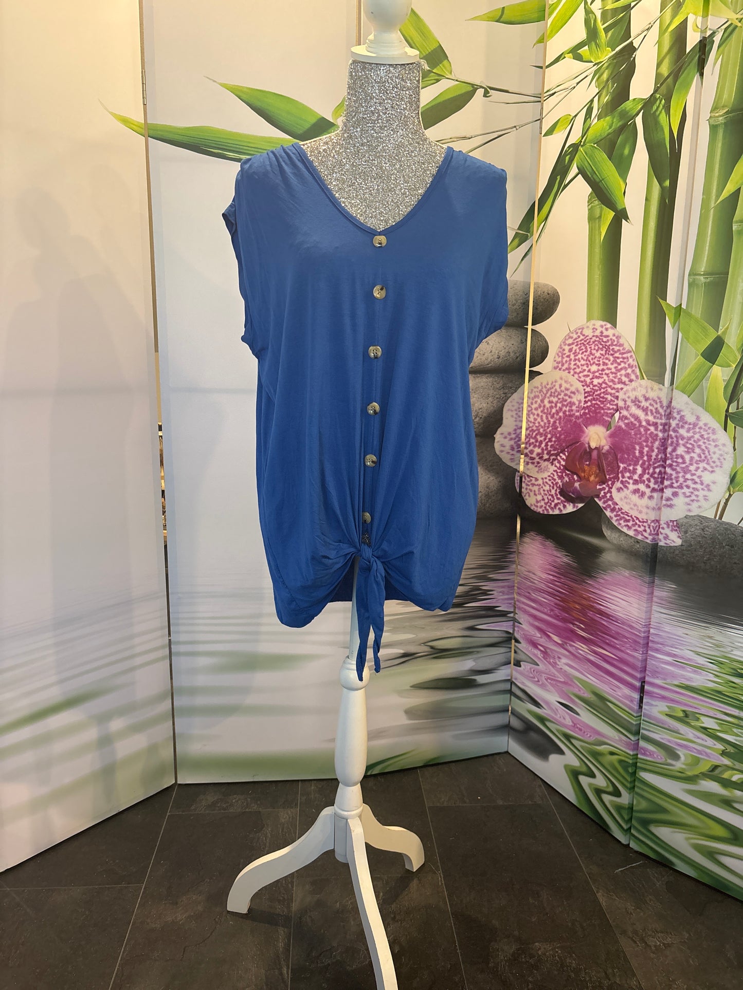 Top mit Knopfleiste und Knoten