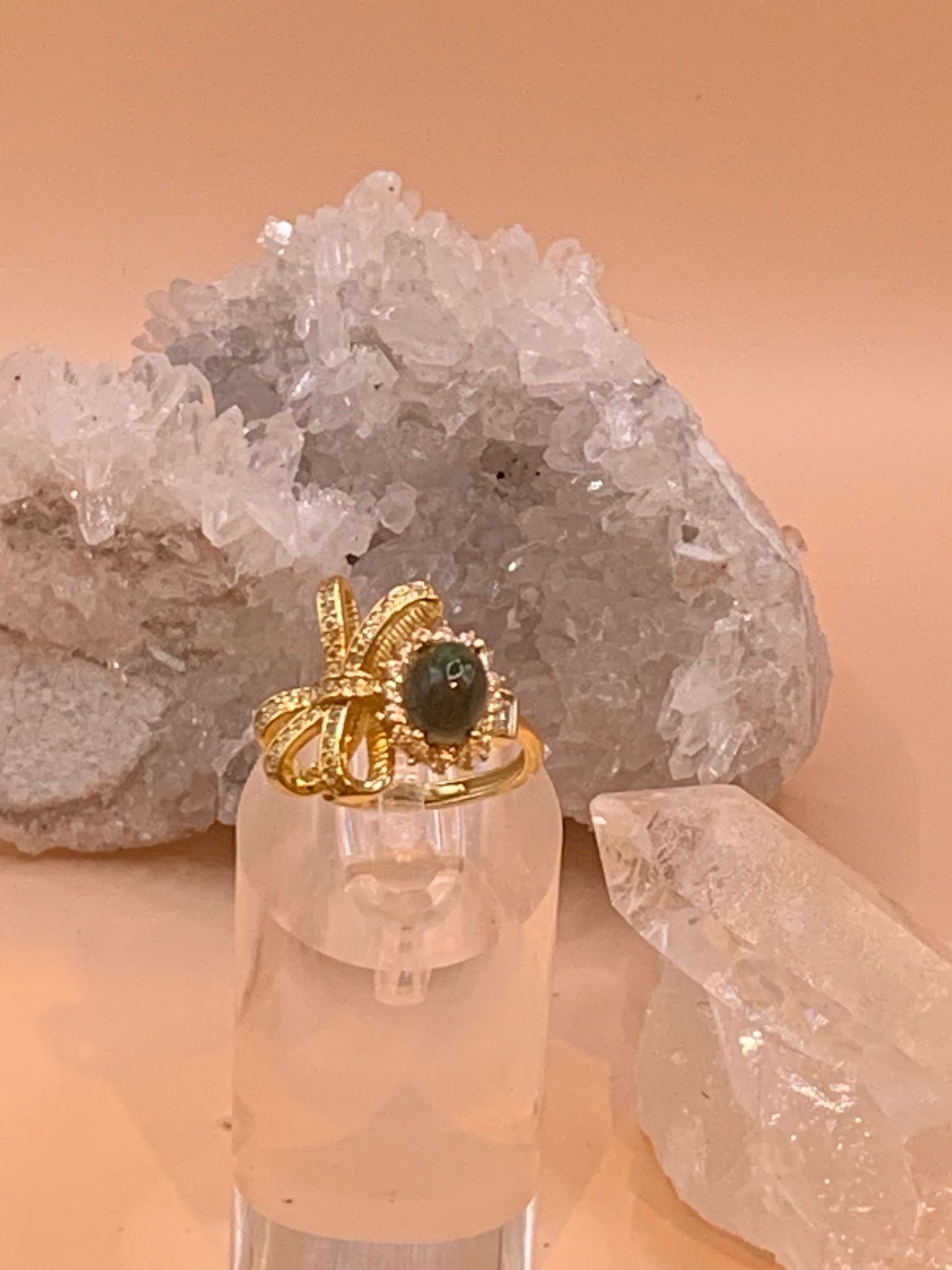 Schwarzer Opal Schleife Ring mit Zirkon