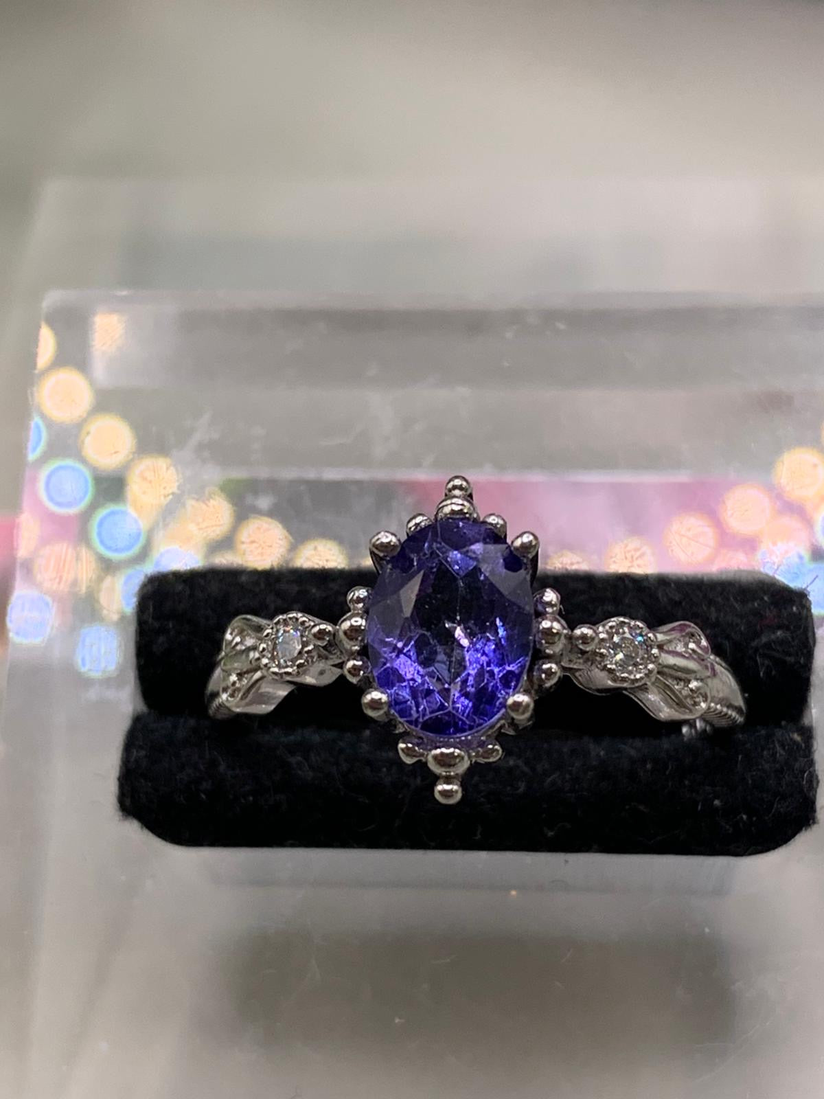 Lila Topas mit wunderschönem großen Stein