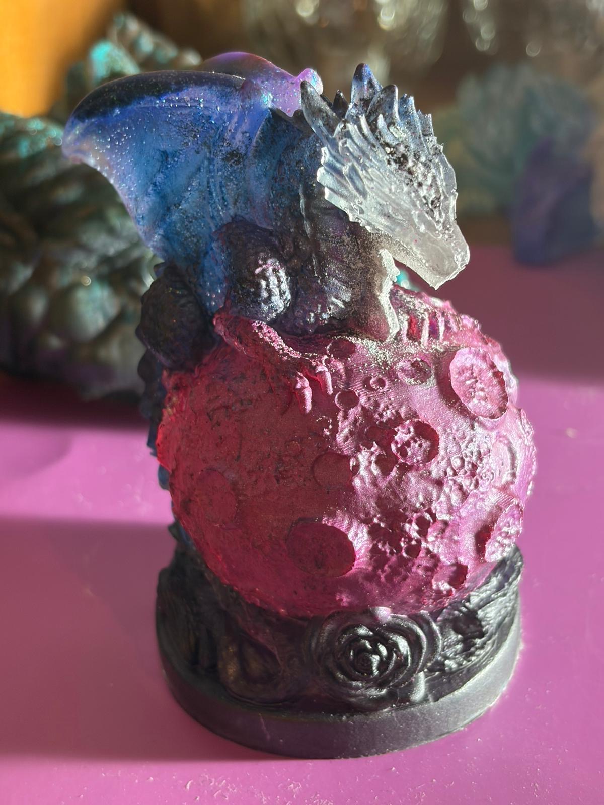 Drachen auf Kugel aus Epoxidharz