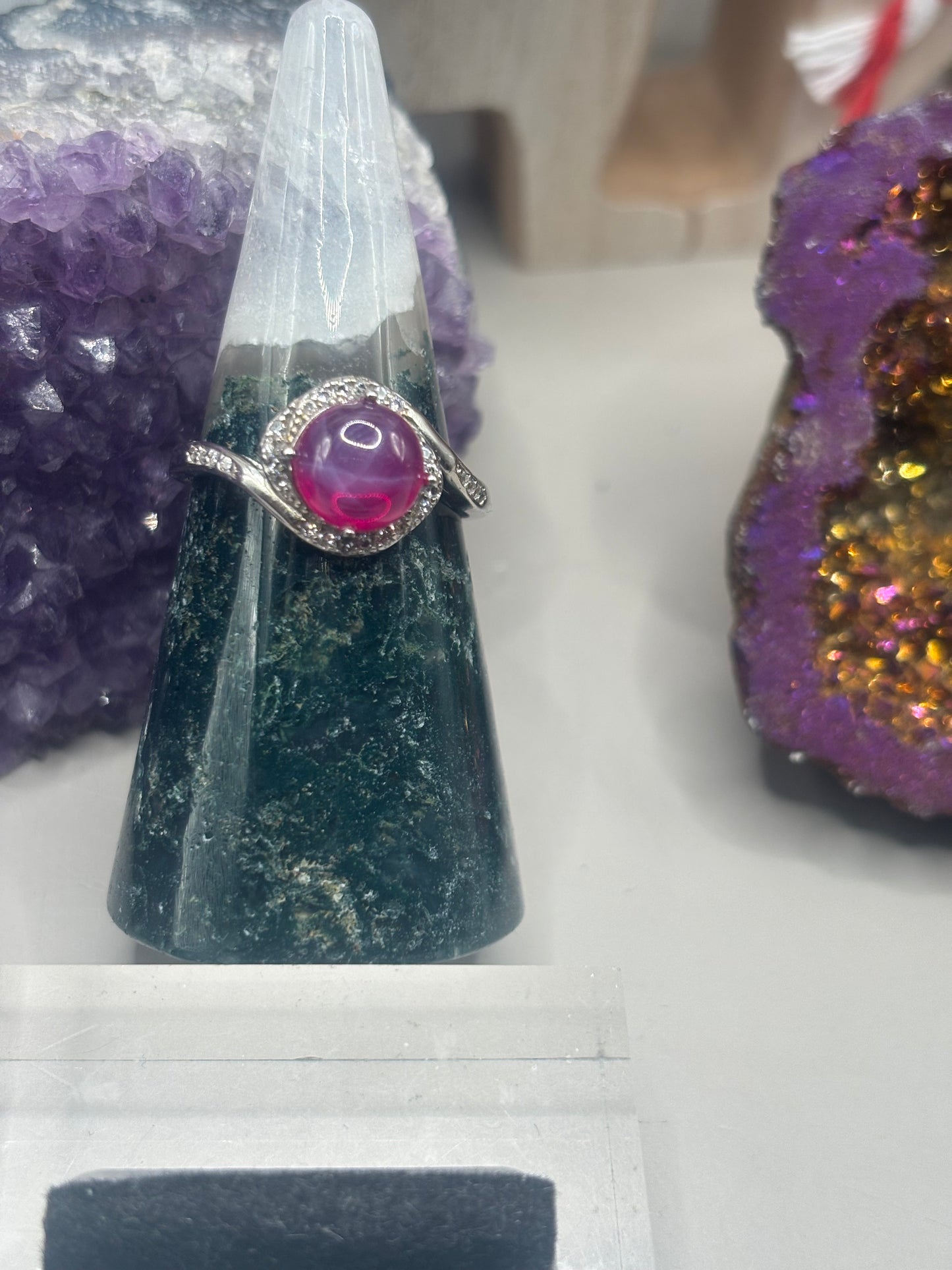 Rubin mit Stern und großem Stein Ring