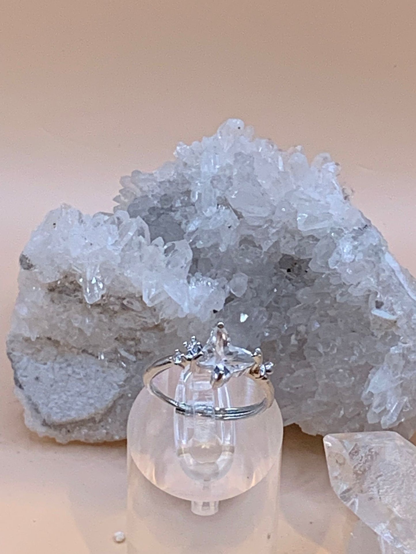 Bergkristall mit Schmetterlingen Ring