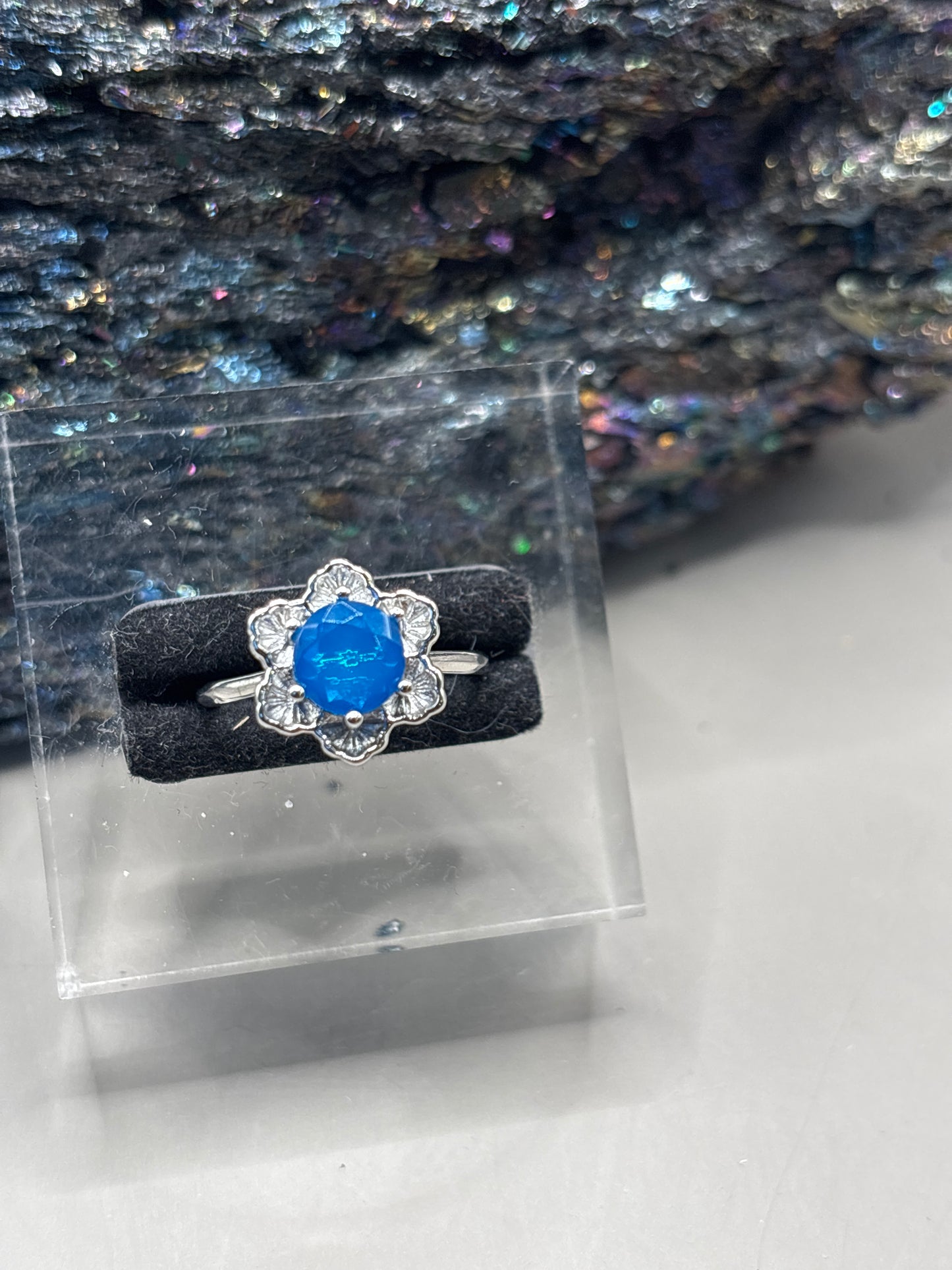 Blauer Opal im Blumendesign