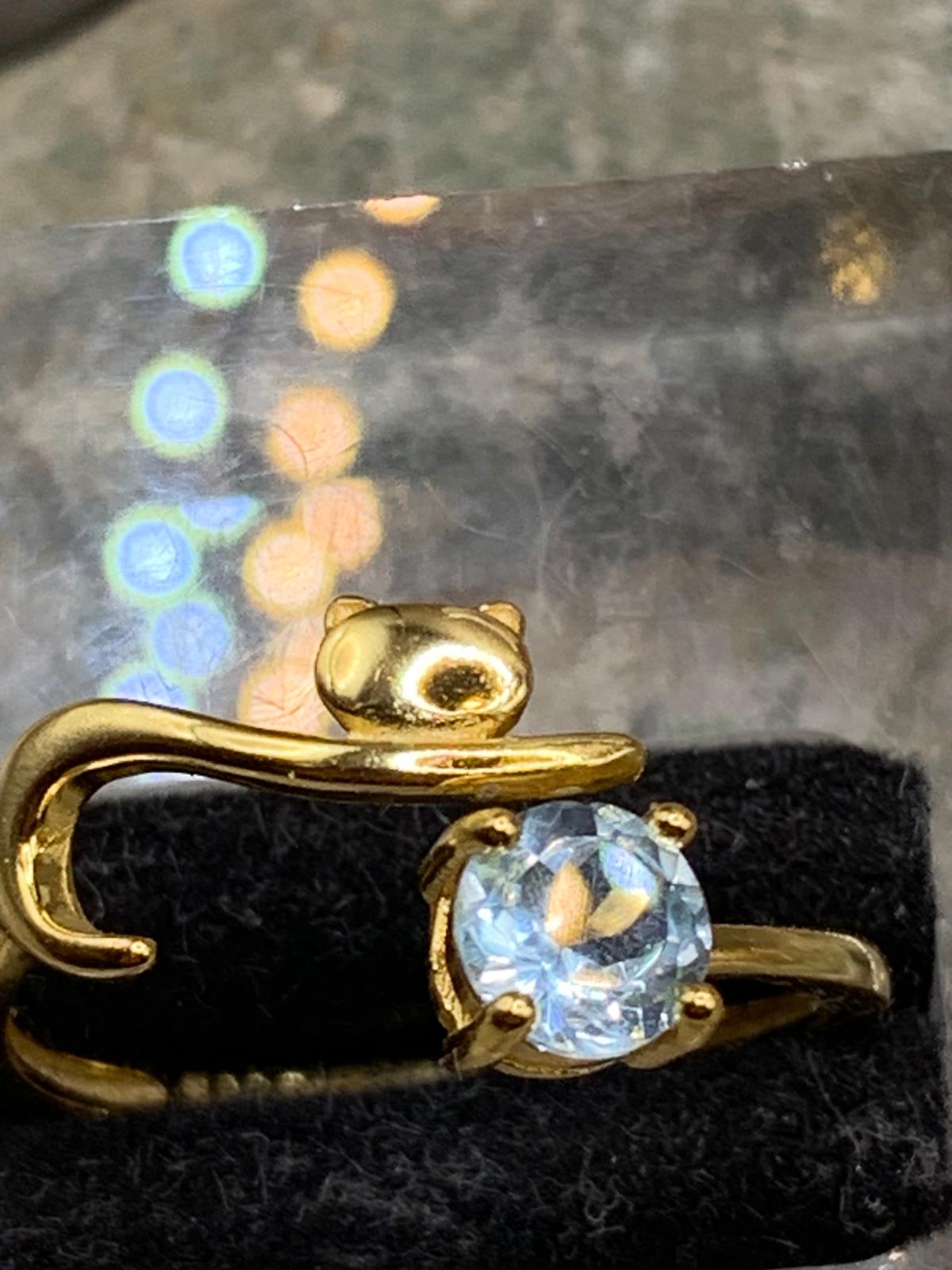 Katze mit Topas Ring