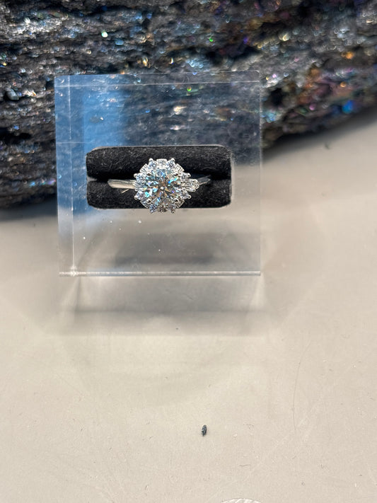 Großer grüner Moissanit mit Zirkonias