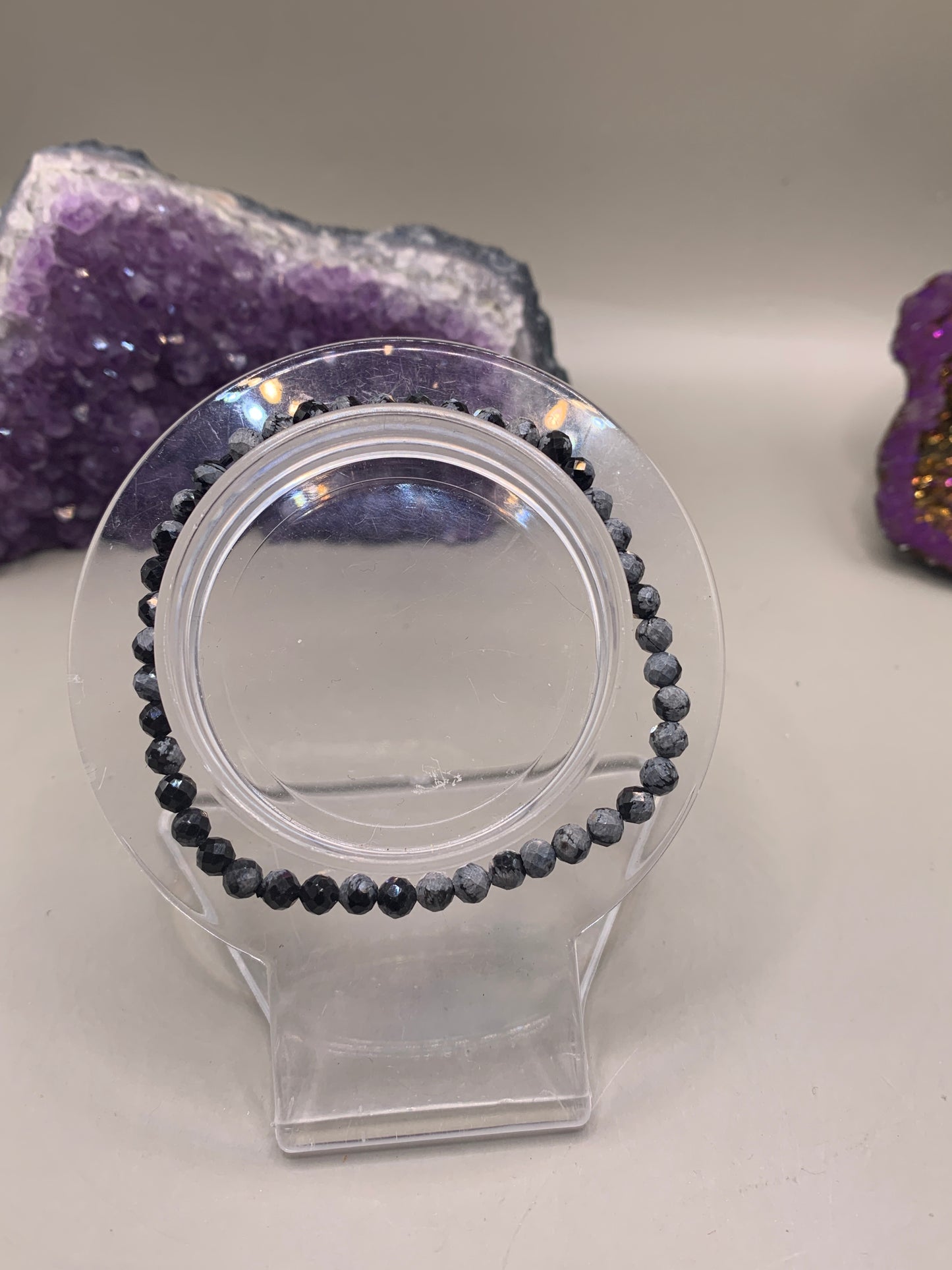 Facettierter Schneeflockenobsidian Perlenarmband