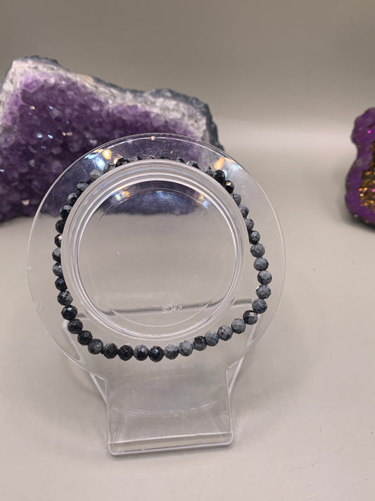 Facettierter Schneeflockenobsidian Perlenarmband