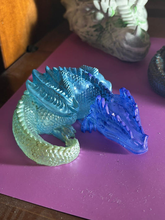 Schlafende Drachen aus Epoxidharz