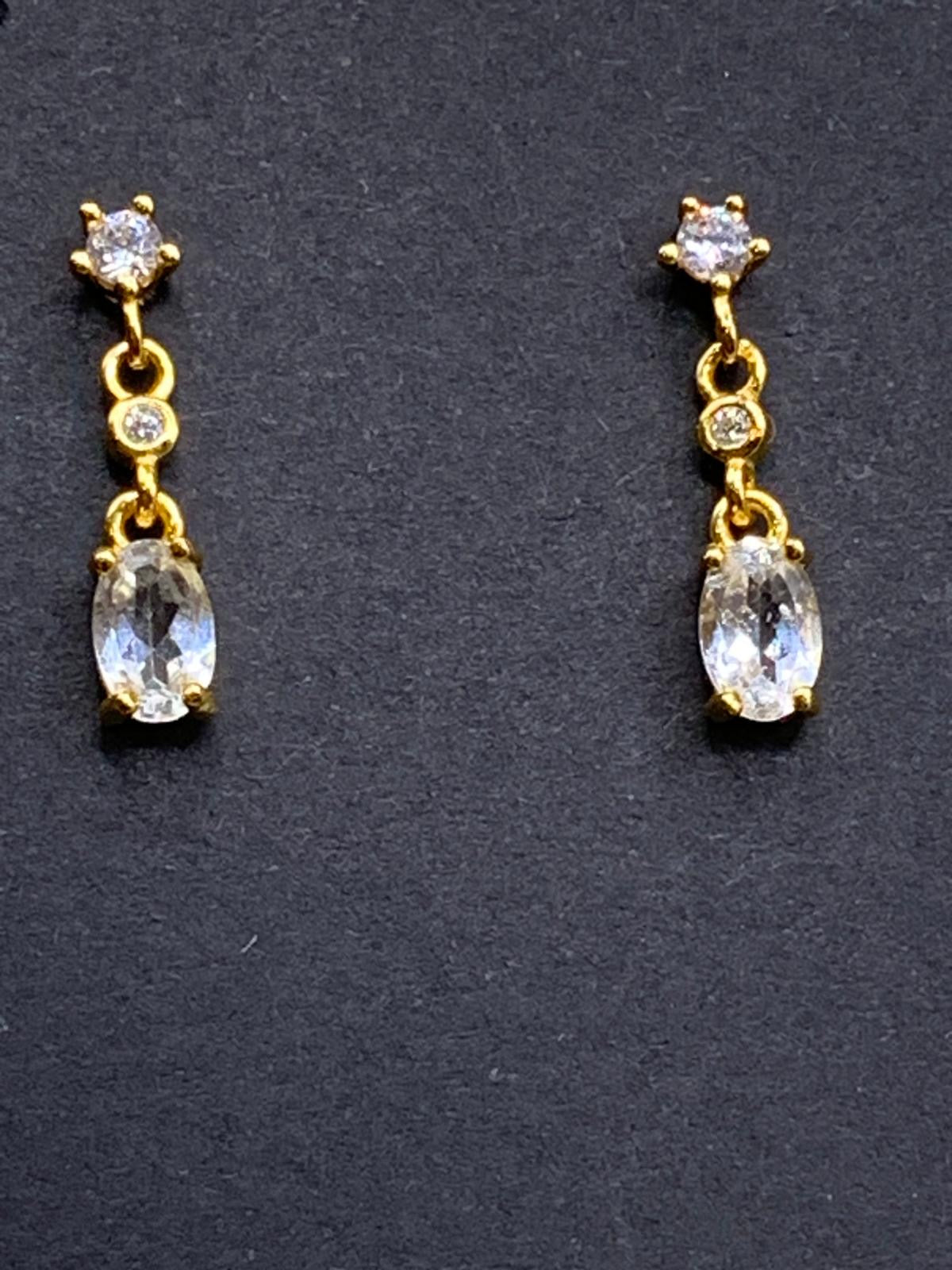 Goldene Ohrstecker weißer Topas