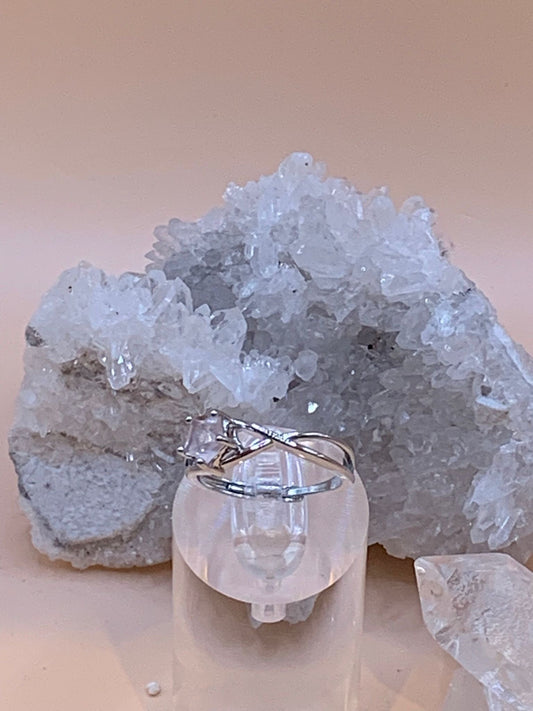 Rosenquarz Ring geschlungen