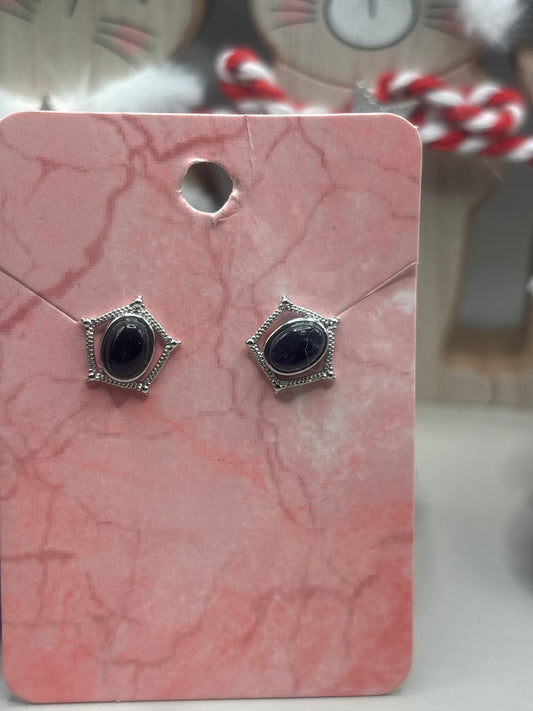 Sugilit Ohrstecker im royalen Design