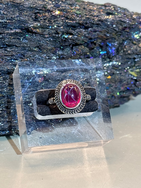 Rubinring im Vintage Design mit Stern