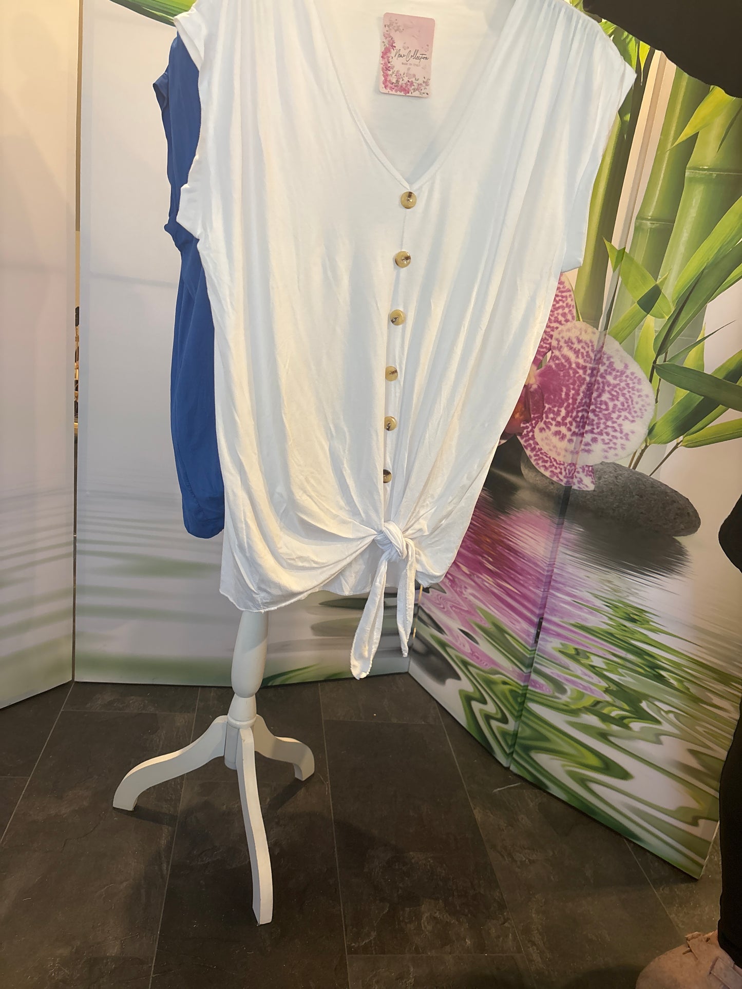 Top mit Knopfleiste und Knoten