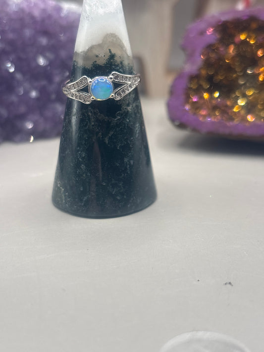 Klarer Opal Ring im klassischen Design
