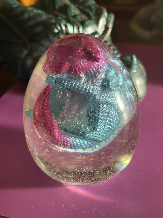 Drachenbaby im Ei aus Epoxidharz