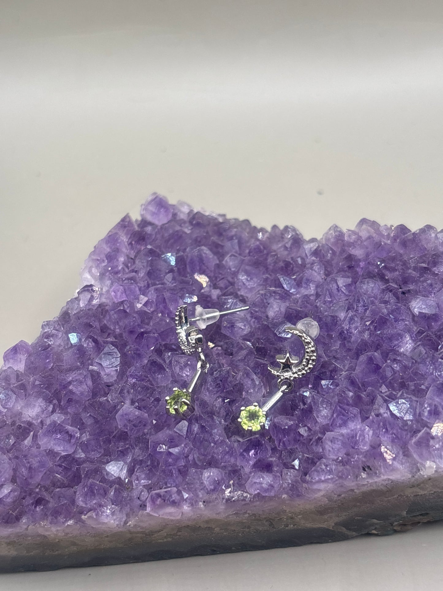 Mond und Stern Ohrstecker hängend mit Epidot