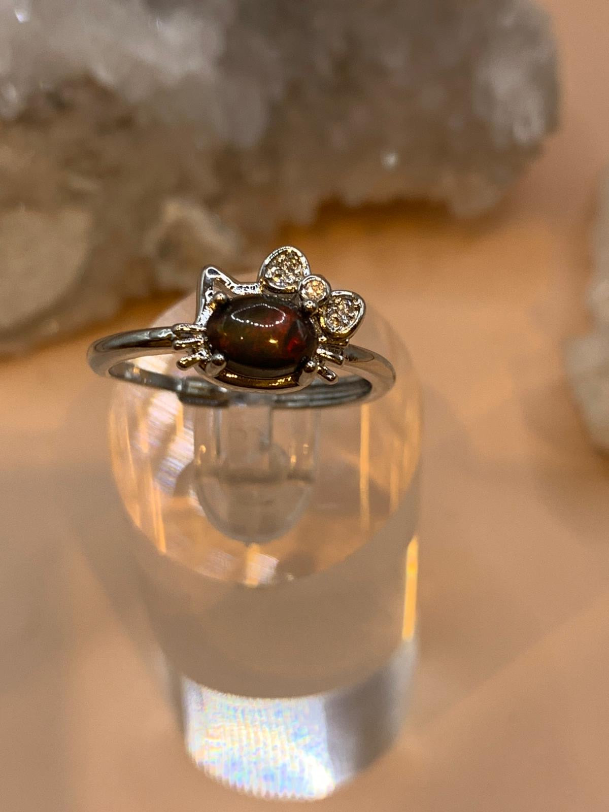 Schwarzer Opal Katze mit Schleife Ring