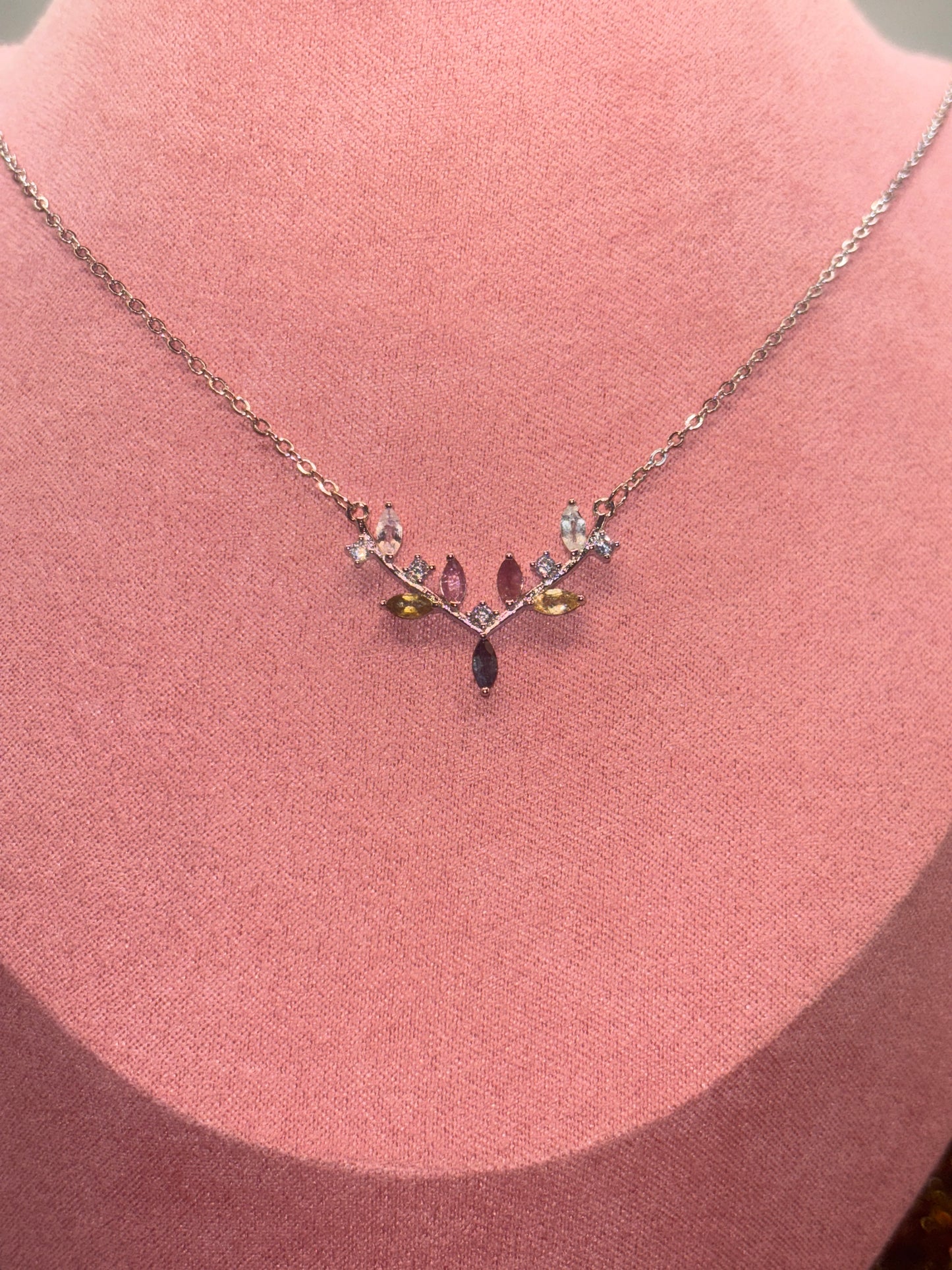 Bunter Turmalin als Rentierkopf Kette