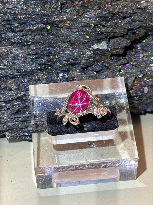 Rubin mit Stern und Blättern Ring