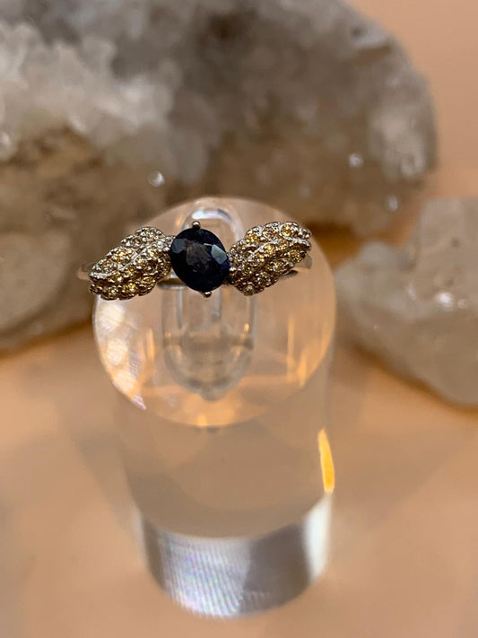 Saphir mit Zirkon geschwungener Ring