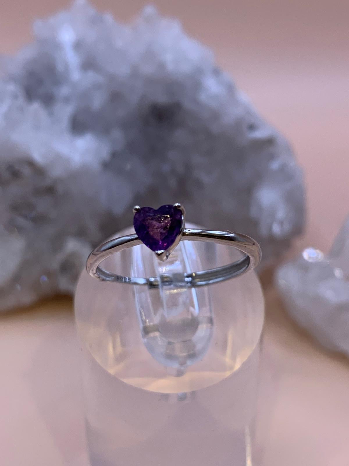 Schlichter Amethyst Ring Herzdesign