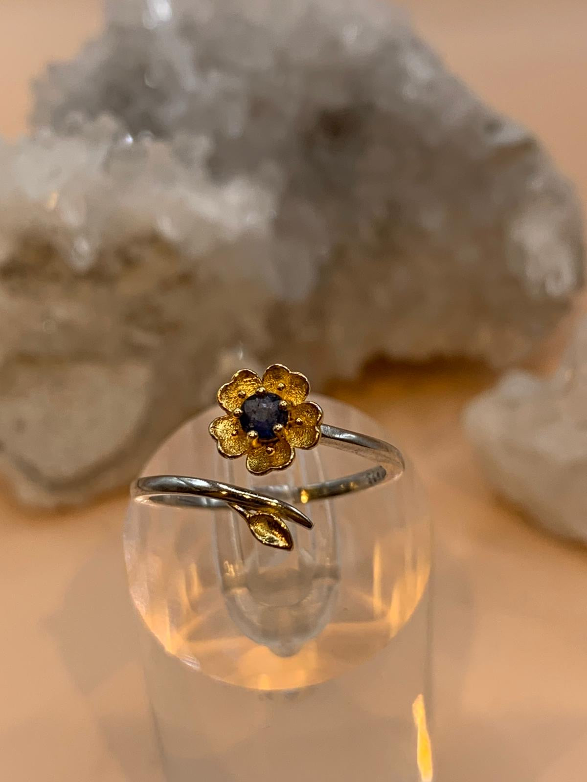 Saphir Blume Ring mit vergoldeten Ornamenten