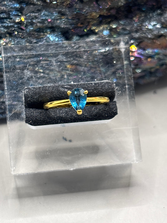 Schlichter Topas in Tropfenform