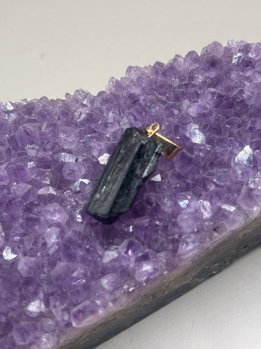 Schwarzer Turmalin Rohstein Anhänger