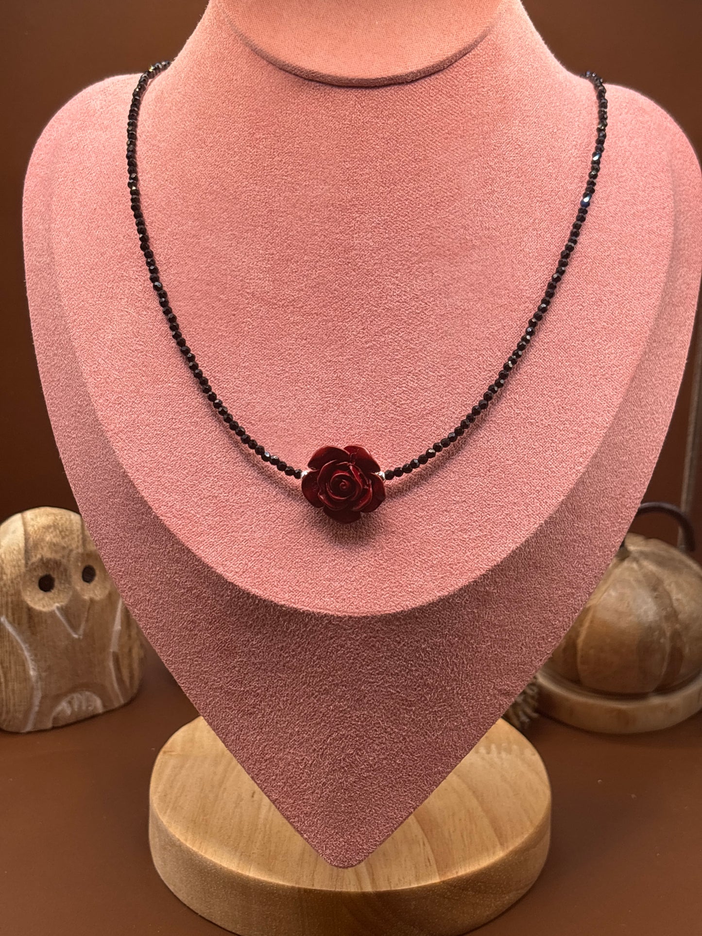 Schwarzer Spinell mit Zinnober