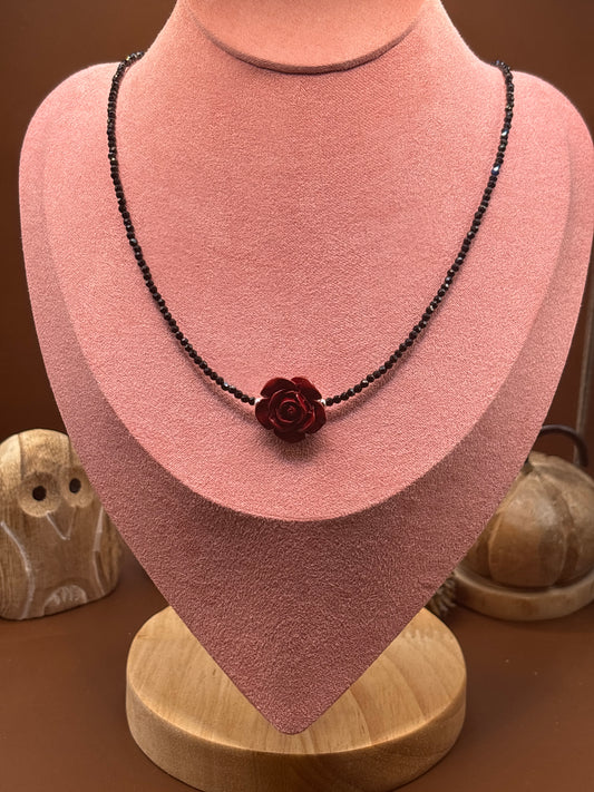 Schwarzer Spinell mit Zinnober