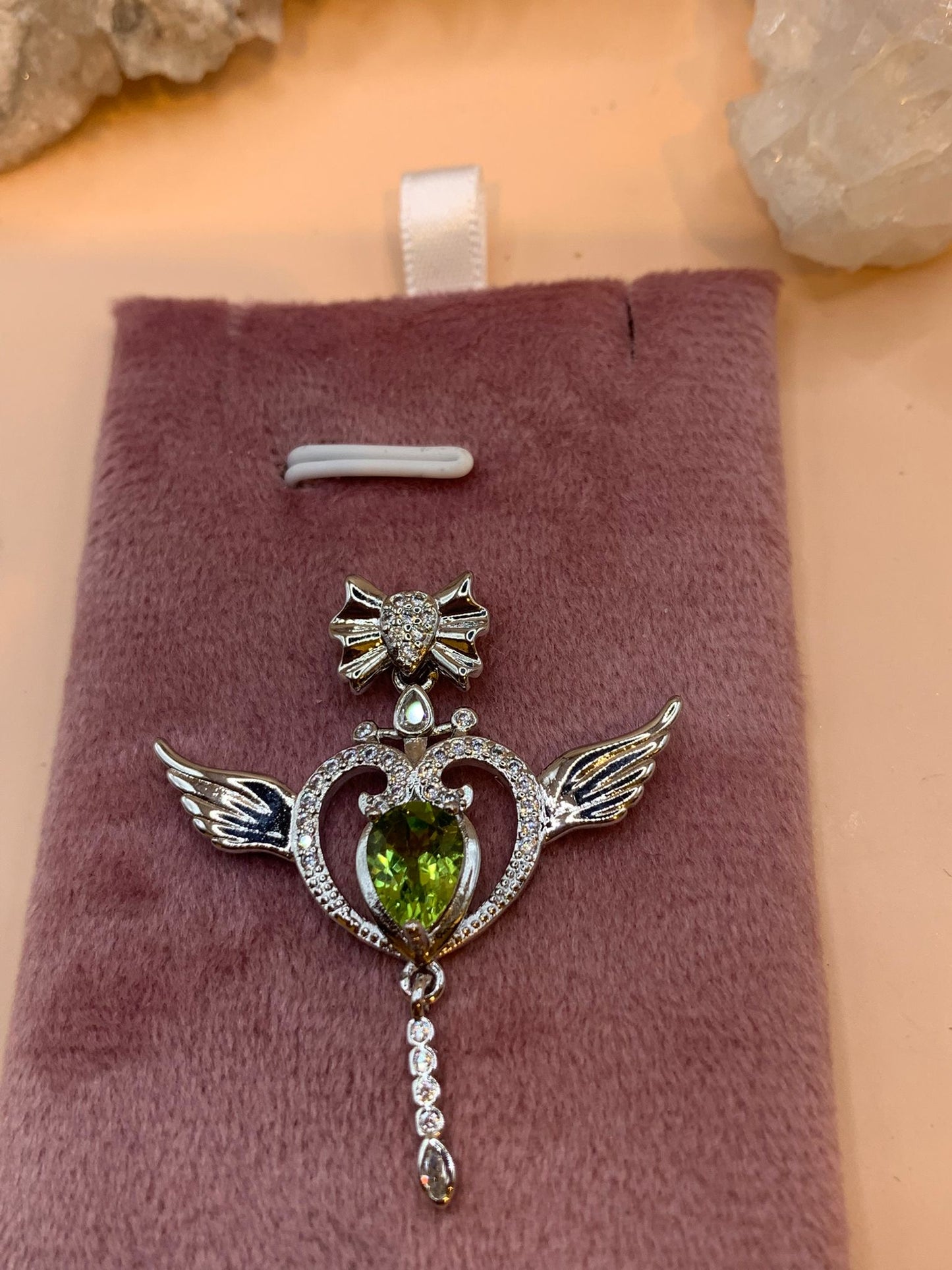 Peridot Herzanhänger mit Flügeln