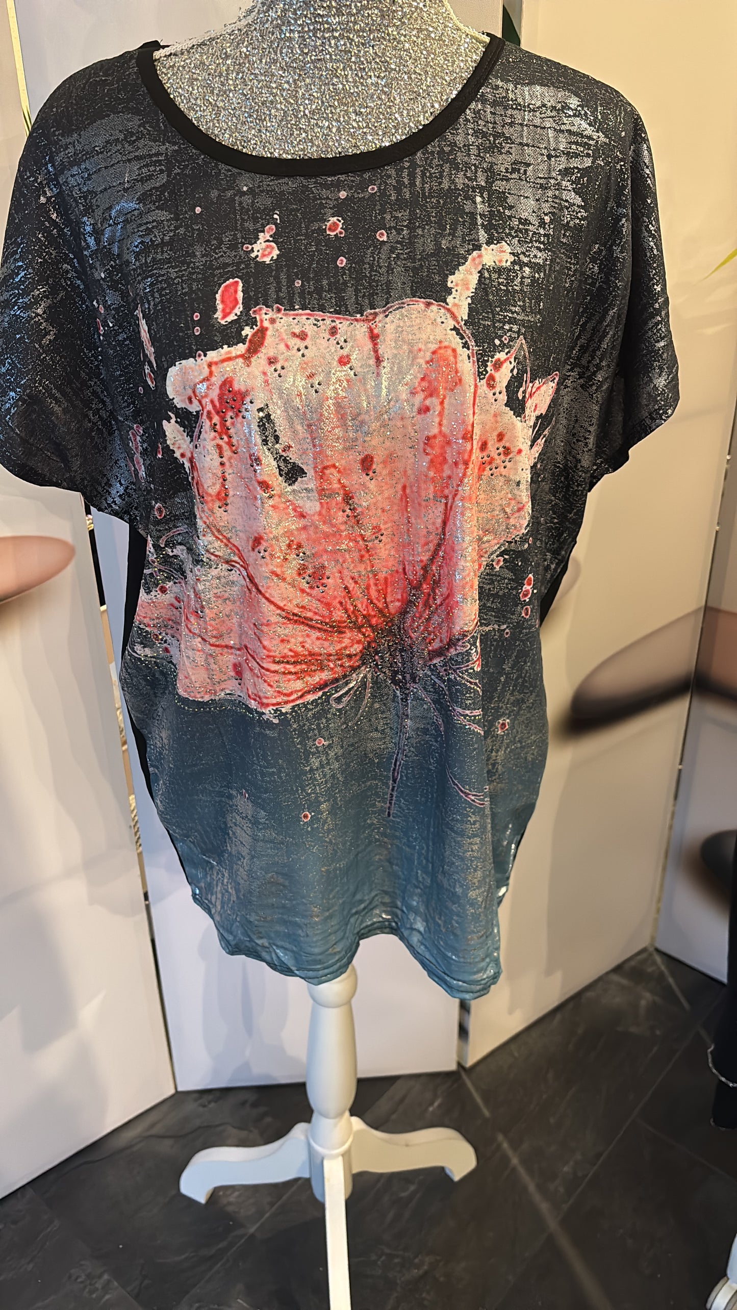 Schwarz mit Mohnblume und Glitzer