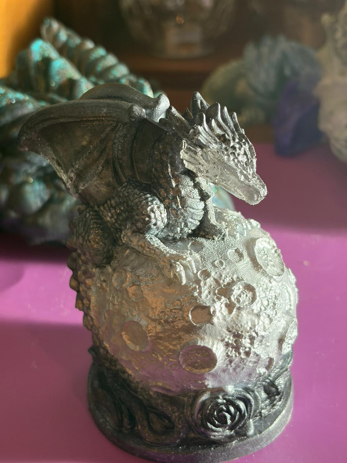 Drachen auf Kugel aus Epoxidharz