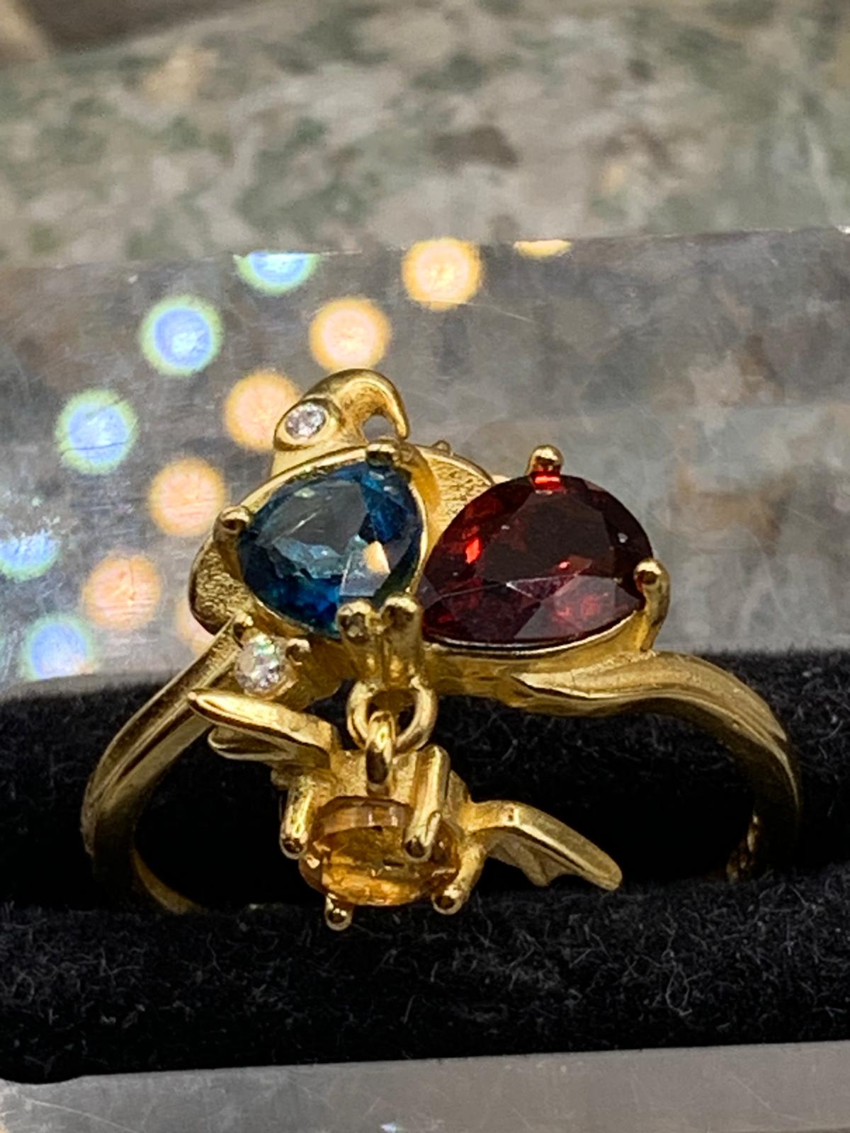 Hexe auf Besen mit Londonblue Topas und Granat Ring