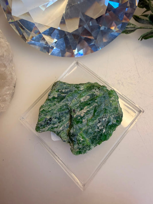 Diopsid Rohstück im Kästchen
